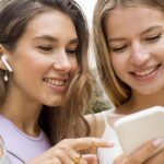 como conectar dos auriculares bluetooth al mismo tiempo y disfrutar de una experiencia compartida