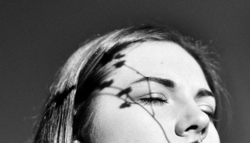 explorando el concepto de eigengrau y su influencia en nuestra percepcion