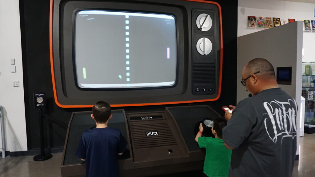 la historia y el impacto de la primera consola de apple en el mundo de los videojuegos scaled