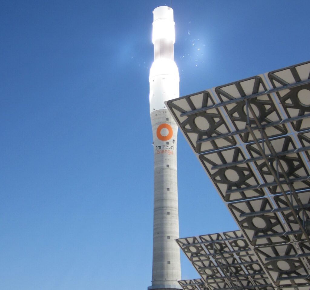 la torre solar de sevilla es un ejemplo innovador de energia renovable