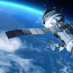 La velocidad a la que viajan los satélites artificiales en la órbita terrestre