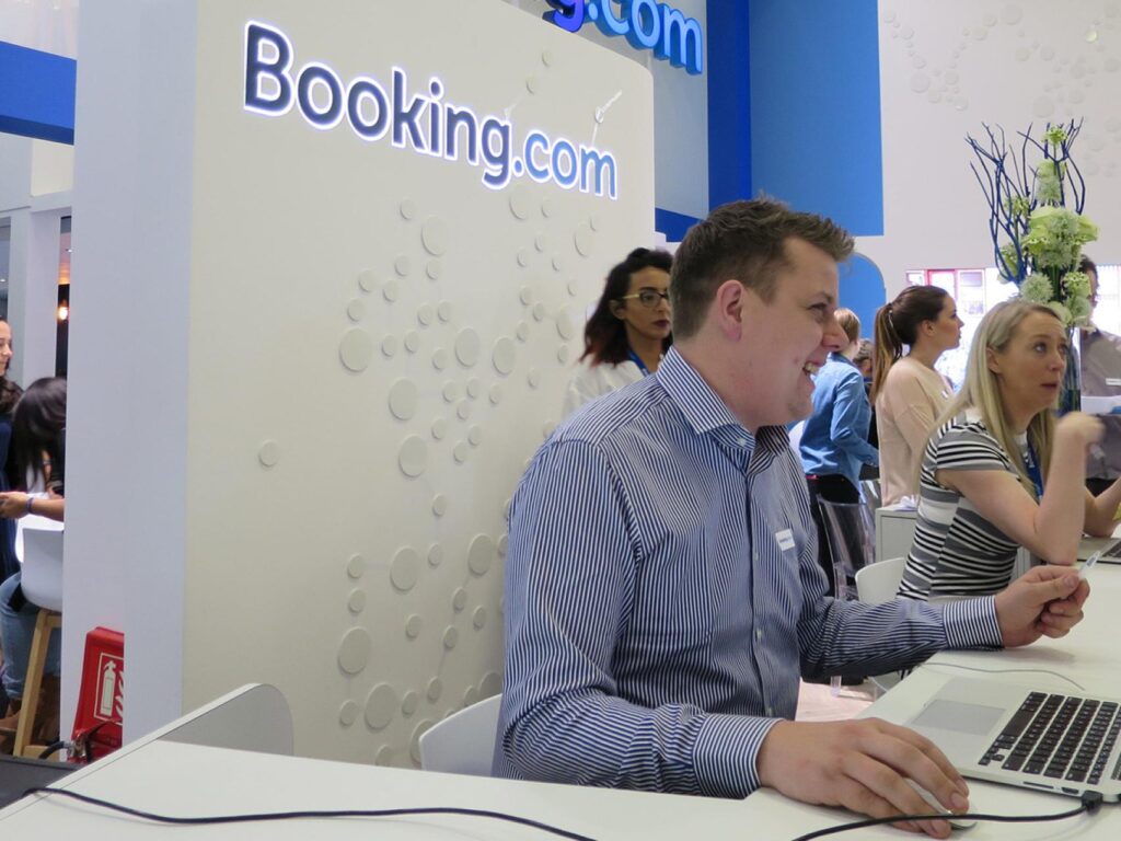 multan a booking por practicas comerciales enganosas en europa
