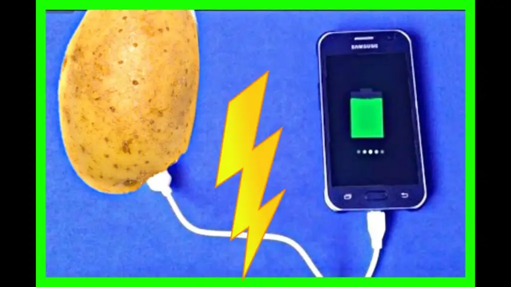 como cargar el celular sin electricidad usando una papa
