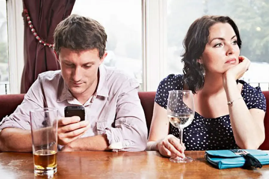 como el uso del celular aleja a las parejas modernas