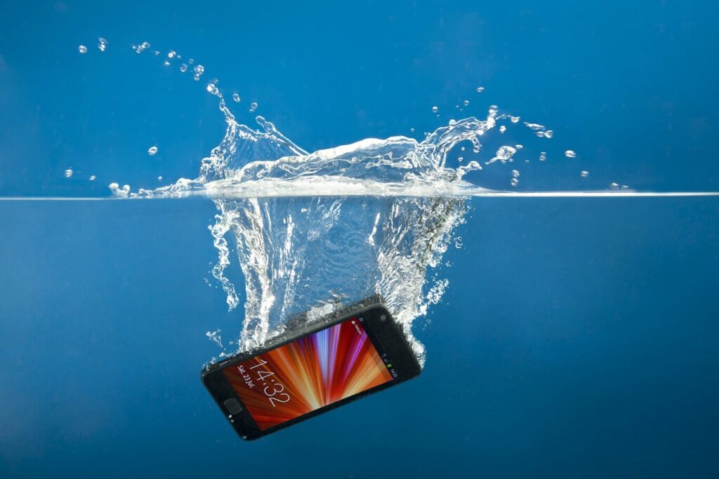 como salvar tu celular si se mojo con agua de mar
