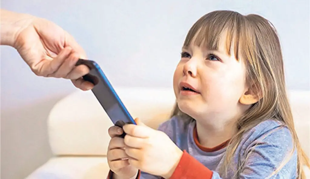 es bueno quitarle el celular a mi hijo consejos utiles