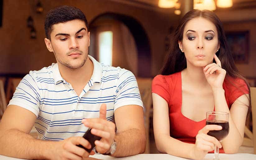 es correcto revisar el celular de tu pareja en una relacion