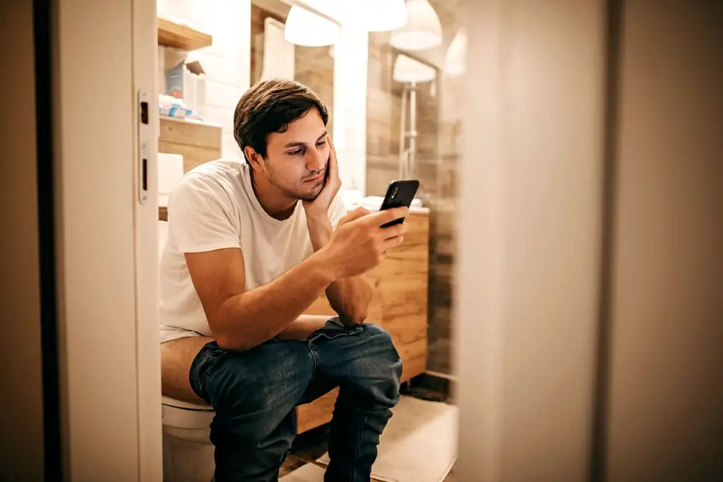 razones para evitar usar el celular en el bano scaled