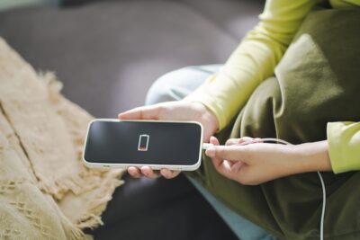 razones y soluciones si enchufas el celular y no carga